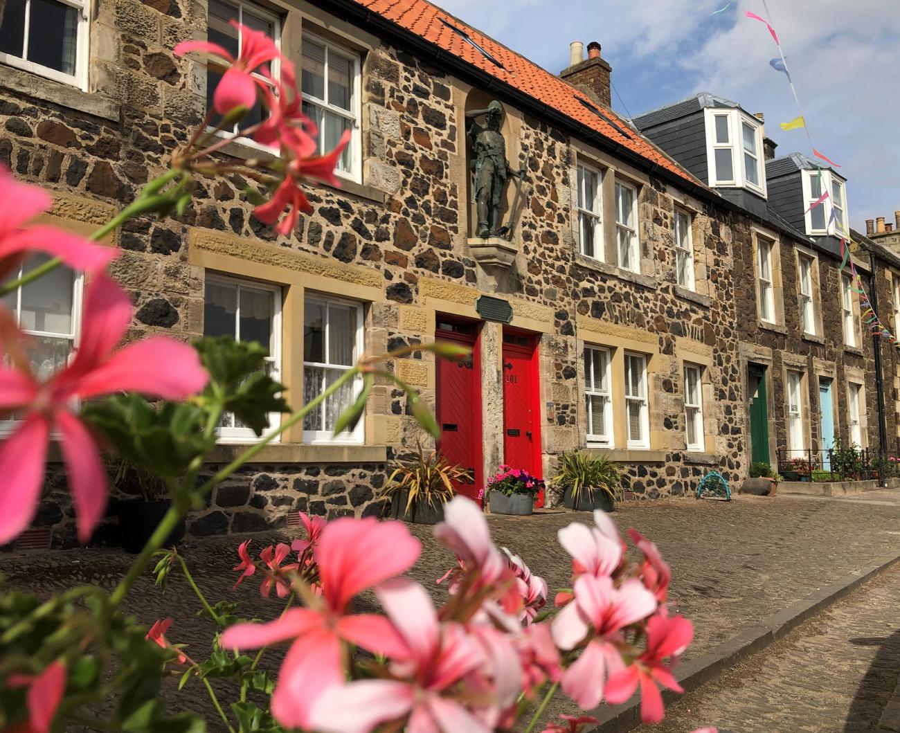 Robinson Crusoe Retreat Cottage in Lower Largo with statue of Alexander Selkirk