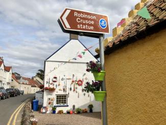 Tourist sign for Robinson Crusoe statue